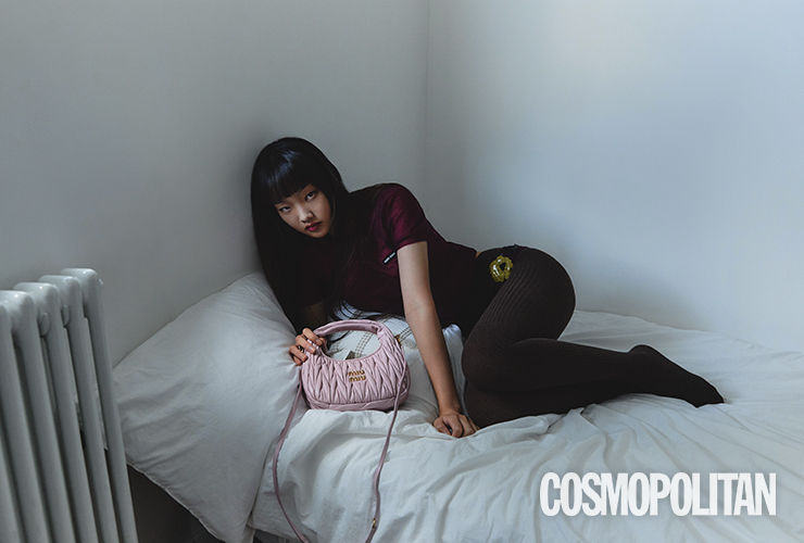 나일론 니트 톱, 브리프, 호보백 모두 가격미정 미우미우. 타이츠 에디터 소장품.