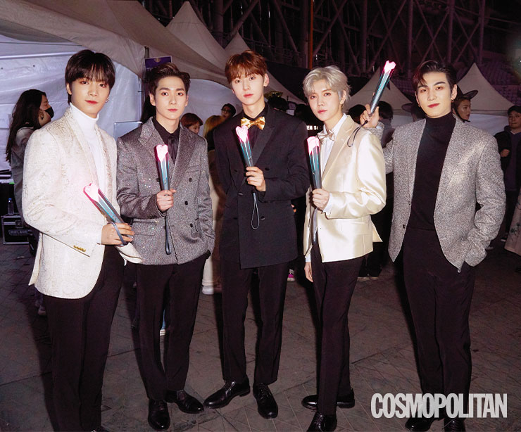 오프닝 퍼레이드 무대에 오르기 전 ‘반딧봉’을 들고 포즈를 취한 뉴이스트. 