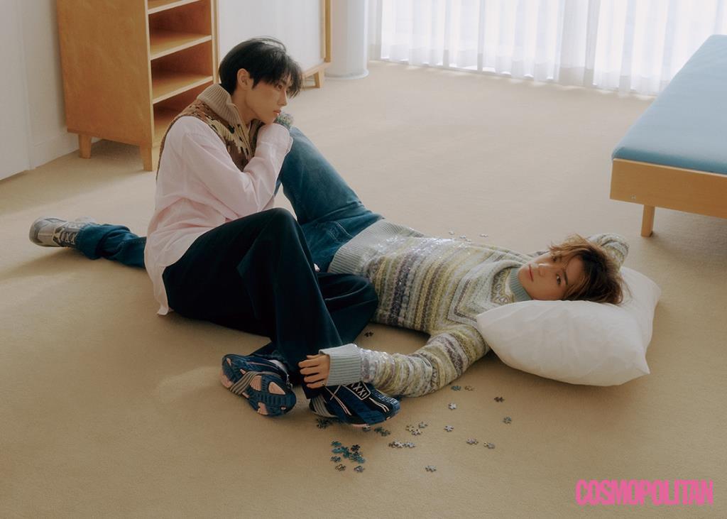 (선우)셔츠 가격미정 나비 by 비욘드 클로젯. 니트 워머 28만원 디젤. 팬츠 가격미정 에트로. 슈즈 66만원 디젤. 양말 스타일리스트 소장품. (현재)니트 톱, 셔츠 모두 가격미정 디올 맨. 데님 팬츠 94만원 로에베. 시계 4백60만원대 프레드릭 콘스탄트. 슈즈 1백만원대 펜디. 반지 본인 소장품.