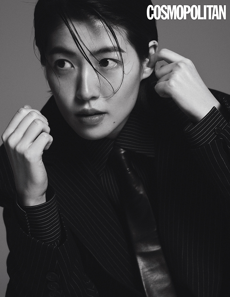 재킷 55만원, 셔츠 22만원 모두 더그레이티스트. 타이 스타일리스트 소장품.