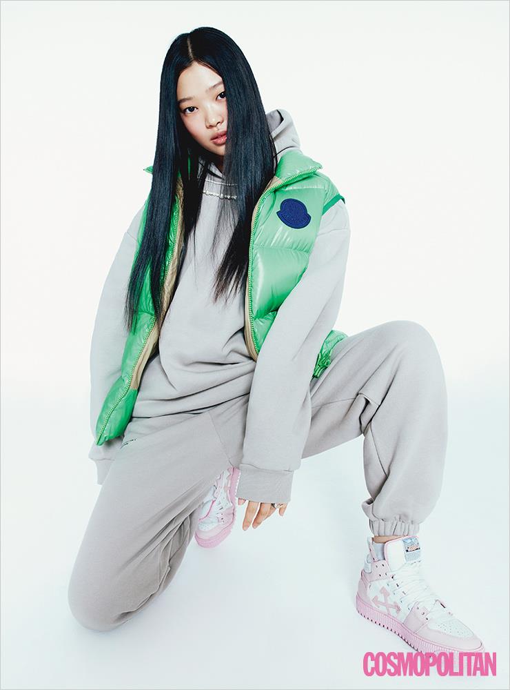 패딩 베스트 1백38만원 몽클레르. 후드 스웨트셔츠 20만원대, 스웨트팬츠 16만원대 모두 판가이아. 목걸이 8만3천원 로아주. 스니커즈 1백89만원 오프화이트.