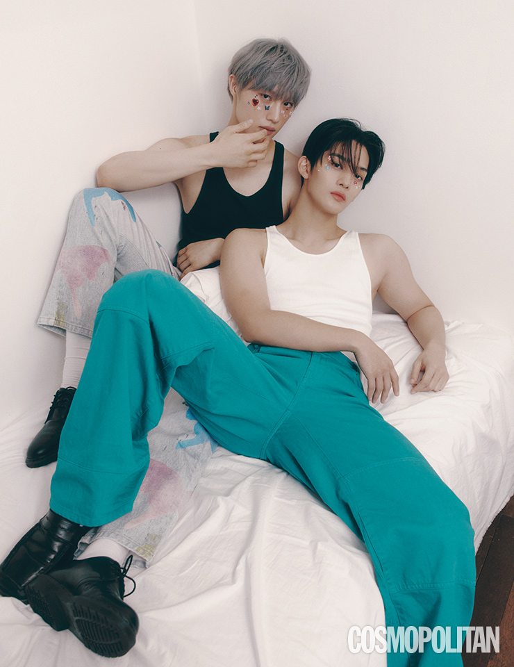 (현석)데님 팬츠 가격미정 더 뮤지엄 비지터. 더비 슈즈 21만원대 닥터마틴. 탱크톱, 양말 스타일리스트 소장품. (배진영)민트 데님 팬츠 80만원대 라프시몬스. 탱크톱, 로퍼 스타일리스트 소장품.