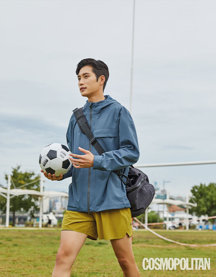 아웃푸어 재킷, 써지 쇼츠, 코어 더플백 모두 룰루레몬. 