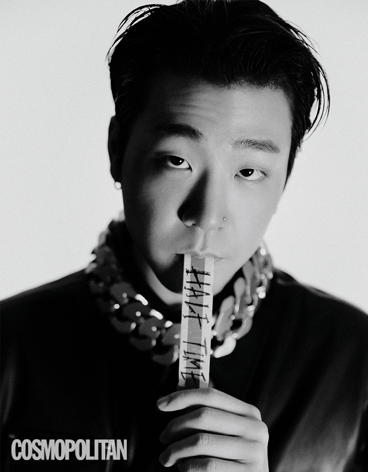 팬츠 2백50만원 요지 야마모토 by 분더샵. 목걸이 3백10만원 지방시. 컴뱃 부츠 가격미정 발렌시아가. 티셔츠, 벨트 스타일리스트 소장품.