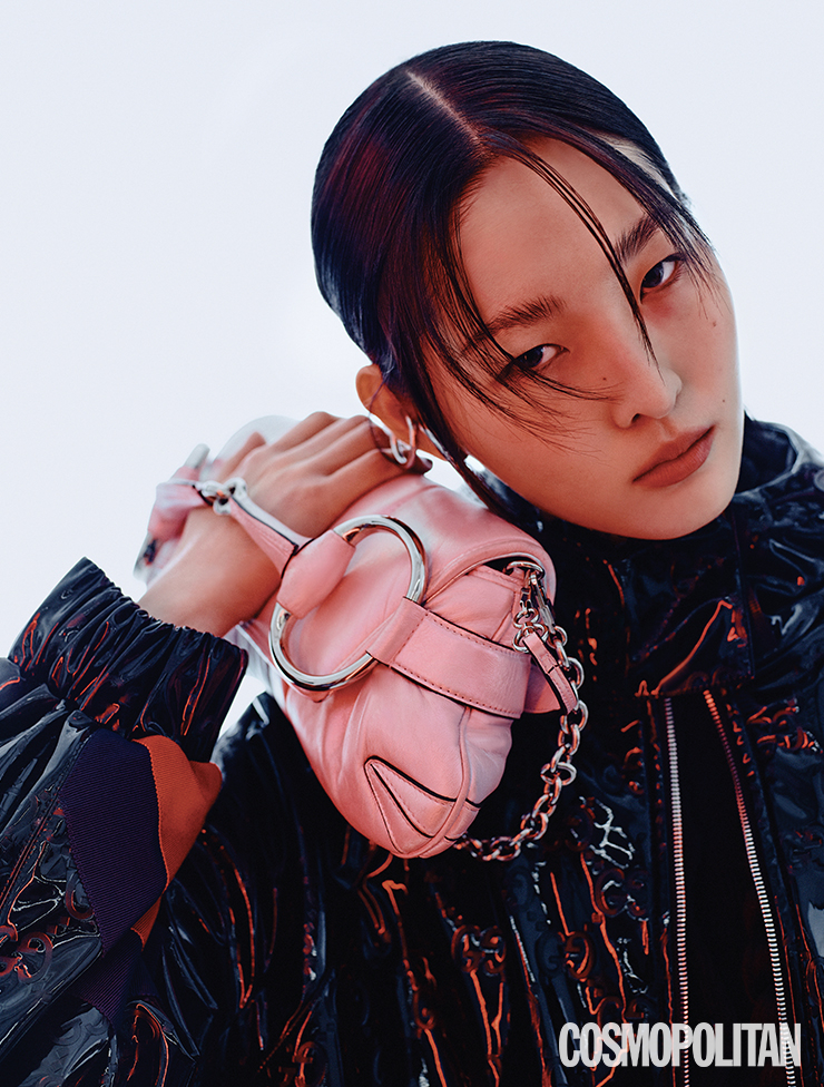 GG 래커 패브릭 코트 가격미정, GG 비스코스 셔츠 가격미정, 후프 이어링 가격미정, 싱글 미디엄 후프 이어링 56만원, 싱글 라지 후프 이어링 71만원, 구찌 홀스빗 체인 숄더백 5백20만원 모두 구찌.