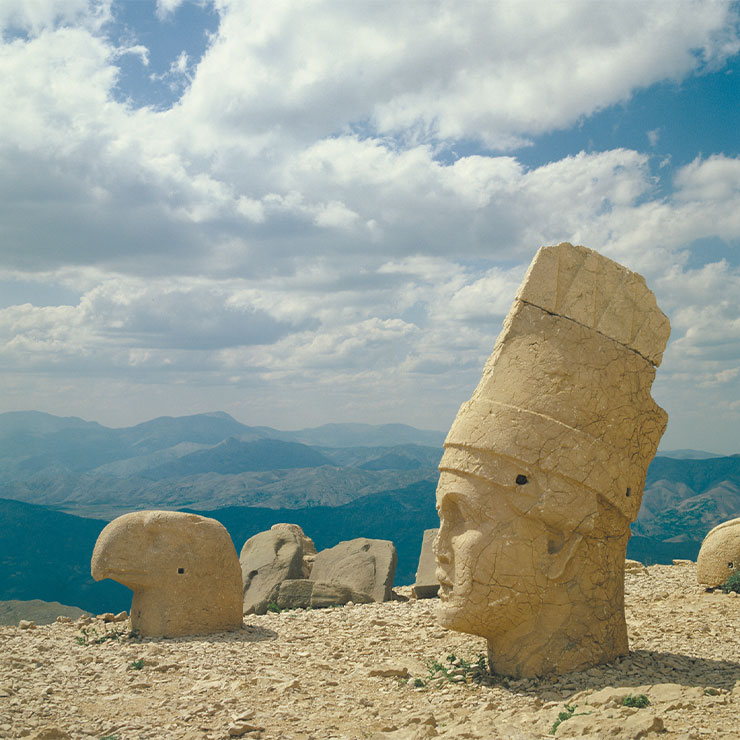 넴루트 동쪽 테라스. 콤마게네 왕국은 천문학을 고도로 발달시켰다.