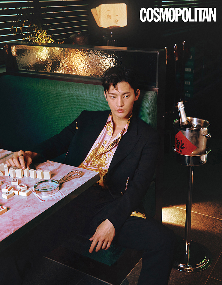 재킷 3백75만원, 셔츠 1백95만원, 팬츠 1백29만원 모두 펜디. 반지 스타일리스트 소장품.