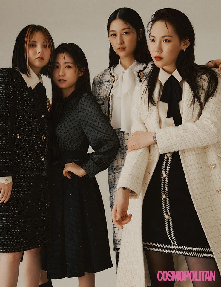 예지가 입은 더블 칼라 리본 블라우스, 블랙 트위드 쇼트 재킷과 스커트는 모두 MOJO.S.PHINE. 하은이 입은 도트 프린팅 포인트 플레어 원피스는 MOJO.S.PHINE. 나영이 입은 스카프 블라우스, 자수 트리밍 체크 재킷과 스커트는 모두 MOJO.S.PHINE. 린지가 입은 베이식 더블 테일러드 칼라 롱 코트, 리본 포인트 블라우스, 자수 트리밍 스커트는 모두 MOJO.S.PHINE.