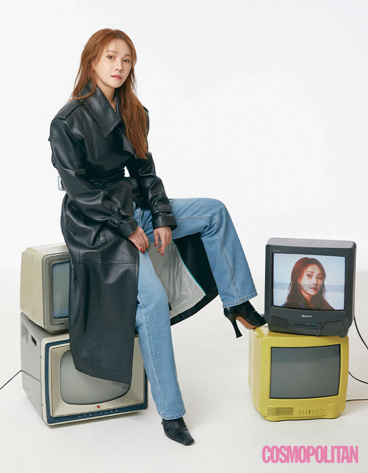 가죽 트렌치코트 1백29만원대, 데님 팬츠 11만8천원 모두 인스턴트펑크. 앵클부츠 본인 소장품.