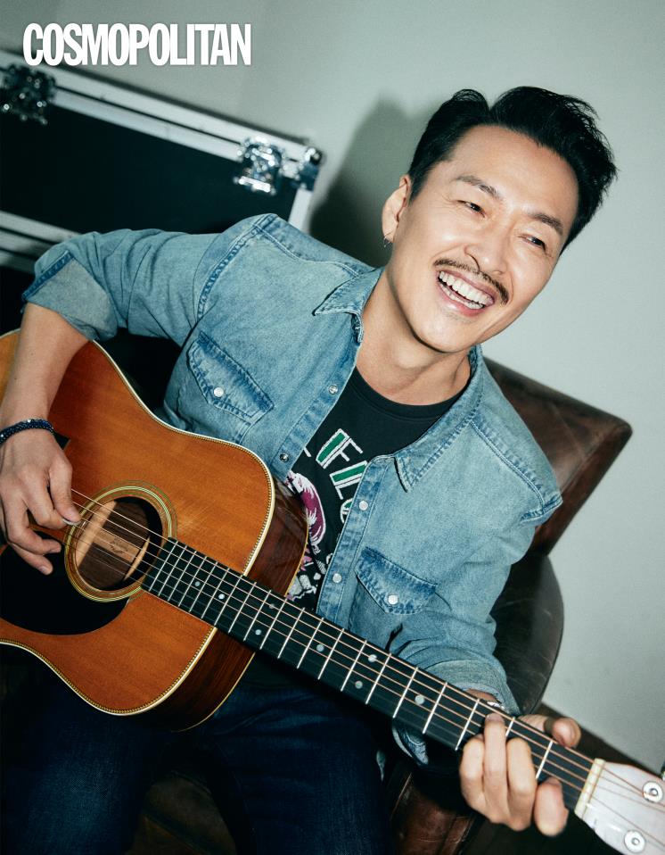 마샬 셔츠, 핑크 플로이드 애니멀 투어 크루넥 티셔츠, 바워리 슬림 스트레이트 진, (왼손)스컬 스털링 실버 브레이슬릿 인 라피스, (오른손)실버 커프 모두 존 바바토스.