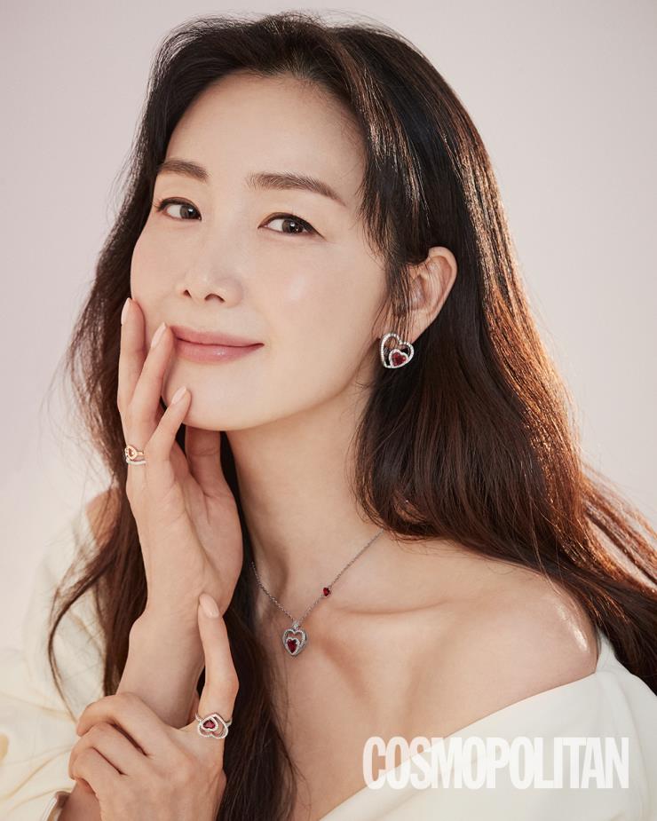 싱글 이어링 1천3백92만원, 하트 펜던트 네크리스 2천3백66만원, (오른손, 위부터)핑크 골드 링 1백95만원, 화이트 골드 링 3백20만원, (왼손)하트의 하트 모티브 링 1천3백85만원 모두 프레드 프리티 우먼 컬렉션. 드레스 가격미정 다니엘 프랭클 by 케일라 베넷.