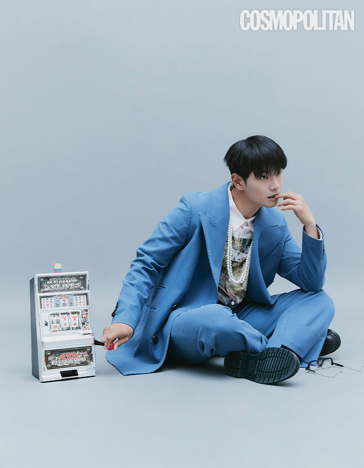 재킷, 팬츠 모두 가격미정 우영미. 셔츠 11만원대 H&Mx시몬 로샤. 슈즈 20만원대 닥터마틴. 목걸이, 안경 스타일리스트 소장품.